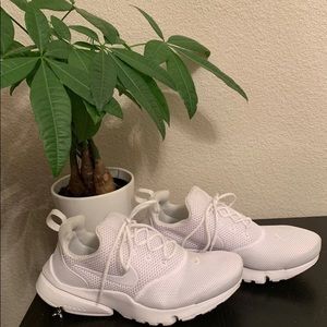 White nike prestos